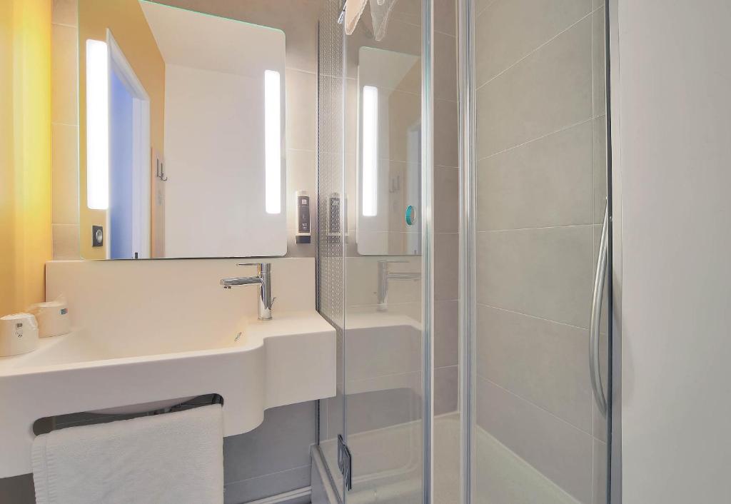 Koupelna v ubytování B&B HOTEL Le Tréport Friville