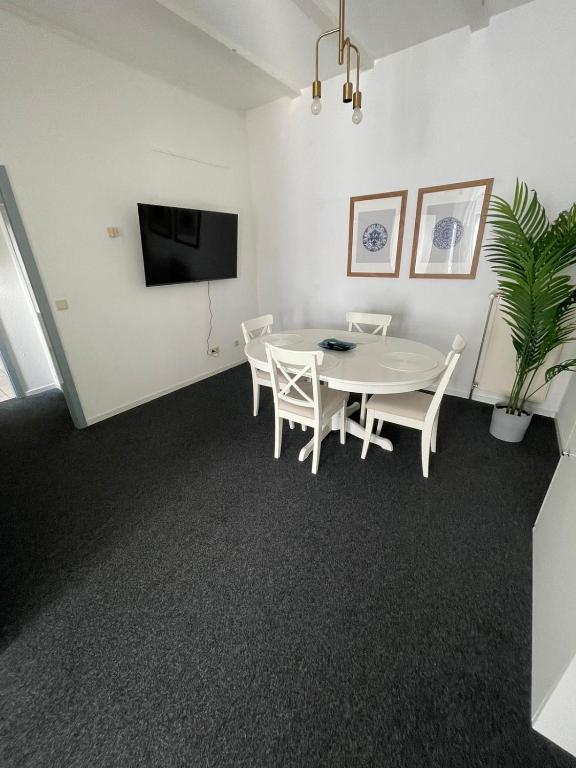 TV a/nebo společenská místnost v ubytování Zentral gelegenes Premium-Apartment mit viel Tageslicht