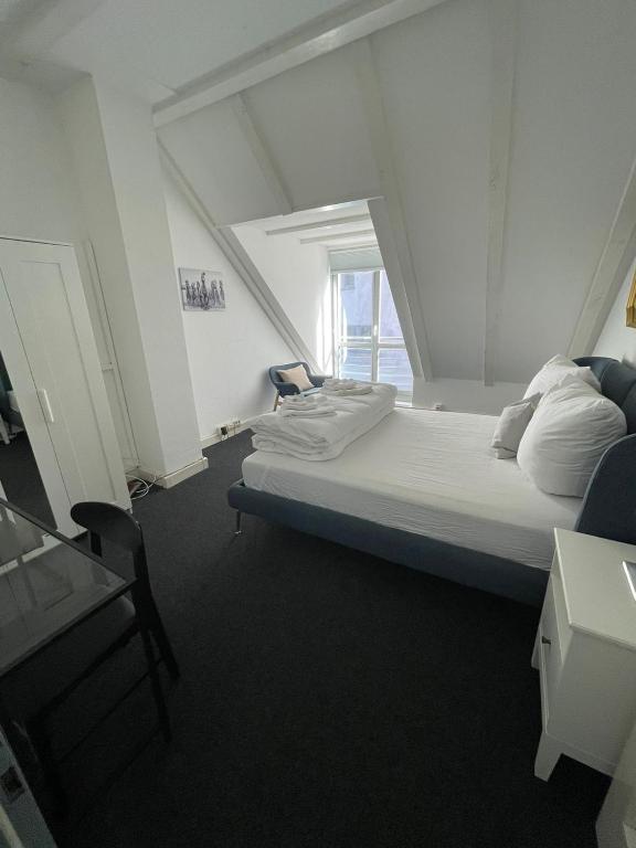 Postel nebo postele na pokoji v ubytování Zentral gelegenes Premium-Apartment mit viel Tageslicht