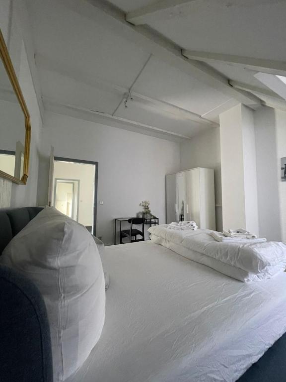 Postel nebo postele na pokoji v ubytování Zentral gelegenes Premium-Apartment mit viel Tageslicht
