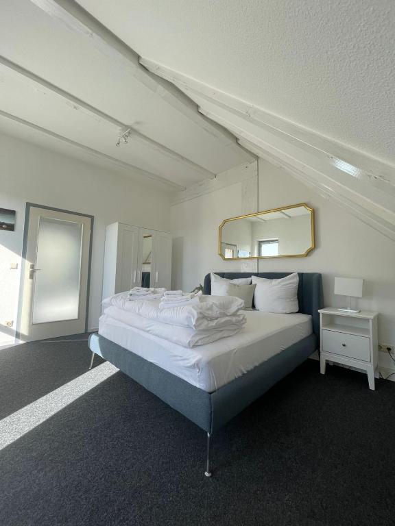 Postel nebo postele na pokoji v ubytování Zentral gelegenes Premium-Apartment mit viel Tageslicht
