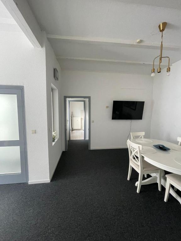 TV a/nebo společenská místnost v ubytování Zentral gelegenes Premium-Apartment mit viel Tageslicht