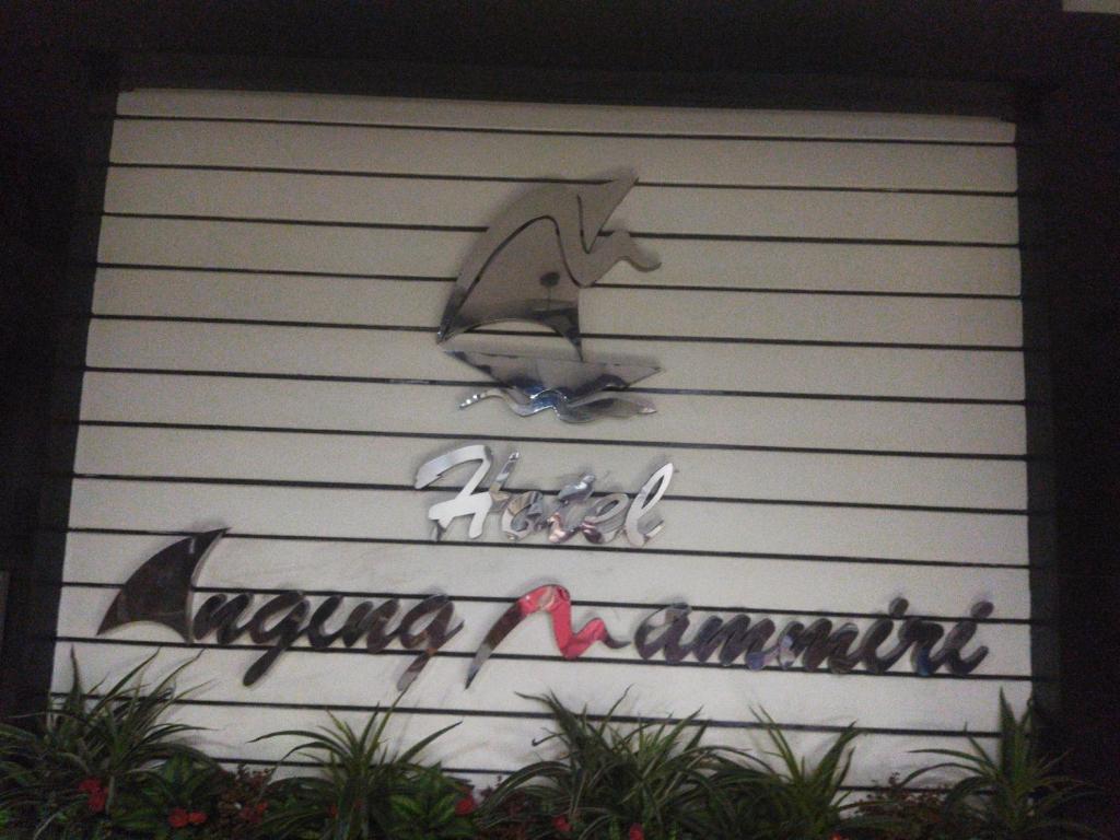 una pared con graffiti en ella con una patineta en ella en Hotel Anging Mammiri, en Makassar