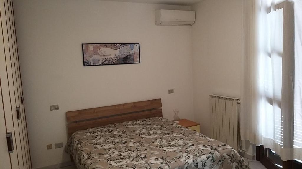 - un lit dans une chambre avec une photo sur le mur dans l'établissement Casa Nina, à Borgo a Giovi