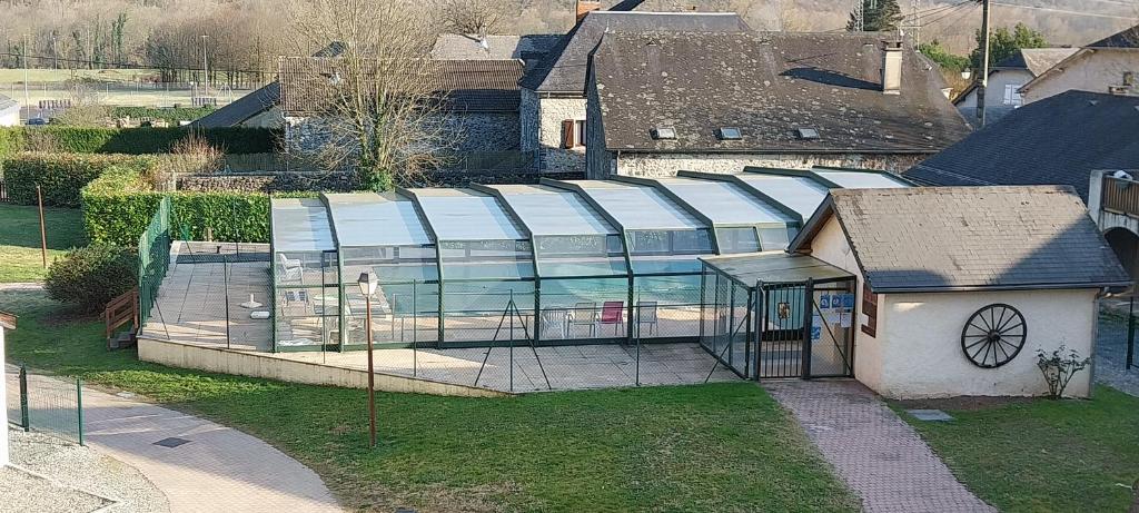 une maison avec un toit en verre dans une cour dans l'établissement Arriu Mage 105, à Bielle