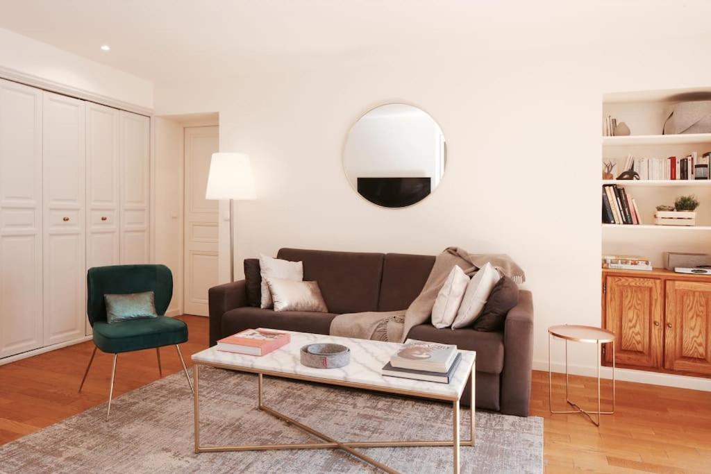 un salon avec un canapé et une table basse dans l'établissement Apt Opéra-Richelieu/Heart of Paris, à Paris
