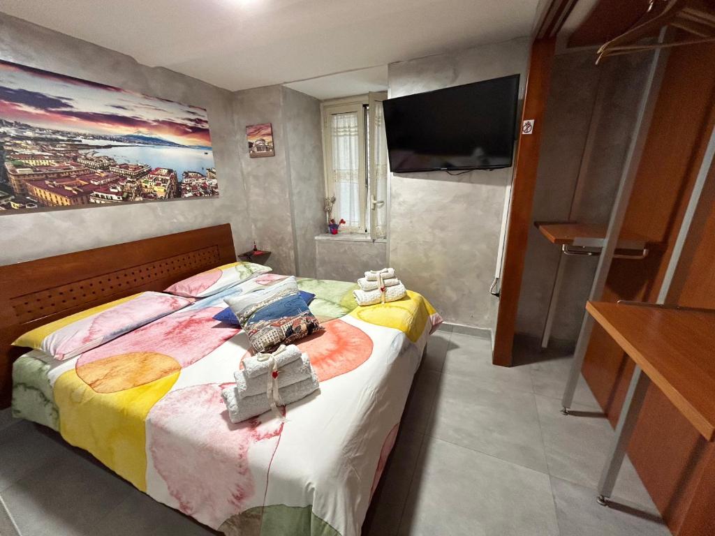 una camera da letto con un letto e un dipinto sul muro di Casa Sofia a Napoli