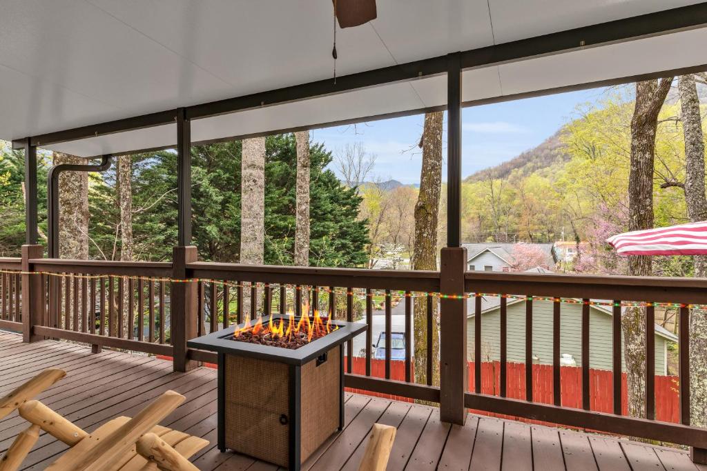 Soco Serene Cabin in the Heart of Maggie Valley - Chalet De Trois Chambres