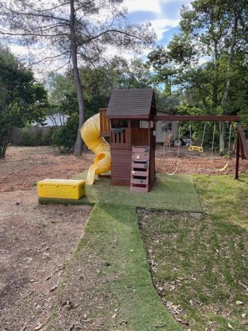 une petite aire de jeux avec toboggan et structure de jeu dans l'établissement DIVO, à Trans-en-Provence