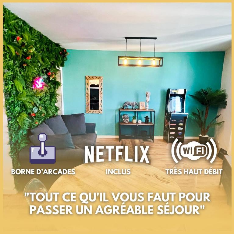 - un salon avec un mur bleu et un canapé dans l'établissement Jungle (Play) Room, au Muy