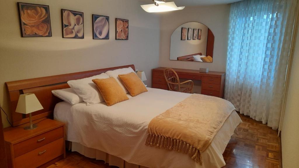 - une chambre avec un lit, un bureau et un miroir dans l'établissement Soria Naturaleza, à Soria