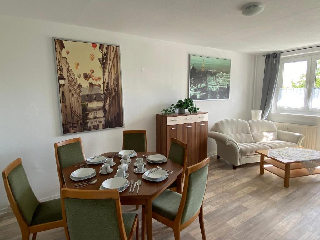 a living room with a dining room table and chairs at Große Monteur/ Ferienwohnung TMS 22 in Maintal