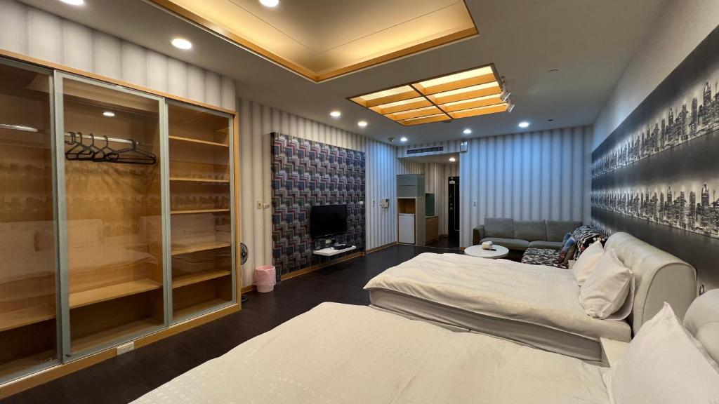 a bedroom with a bed and a tv in it at 85海洋之星 in Ta-lin-wei