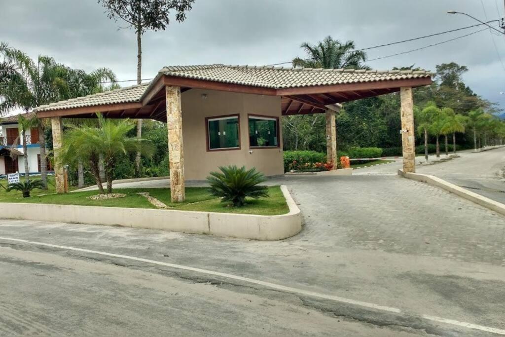 a small house on the side of a road at Bertioga Praia Guaratuba - Condomínio Costa do Sol in Bertioga