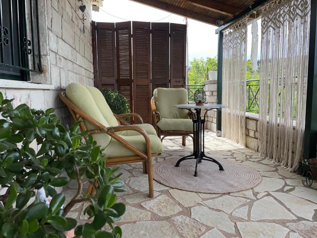 Balkón alebo terasa v ubytovaní Konstas Stone Island House in Meganisi