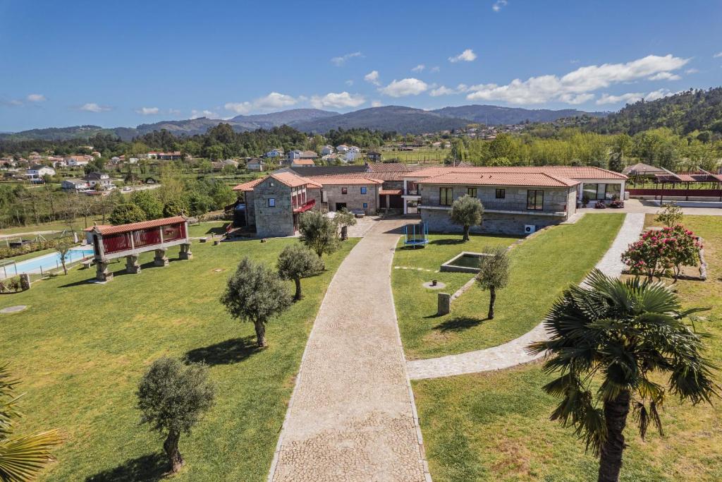 - une vue aérienne sur un parc avec des maisons et des arbres dans l'établissement Quinta Carolina, à Póvoa de Lanhoso