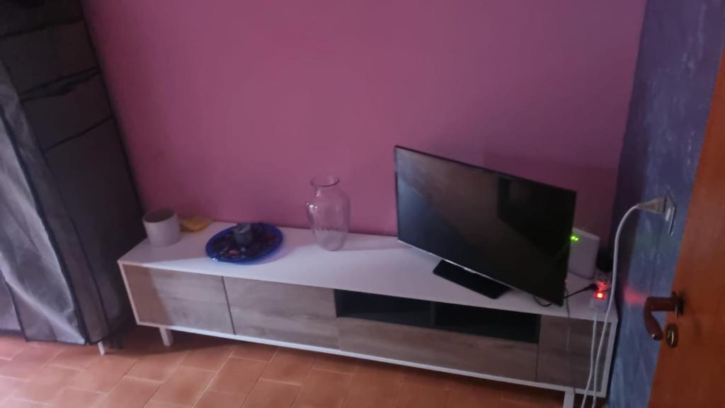 TV de pantalla plana en la parte superior de un armario en Bouztour, en Bouznika