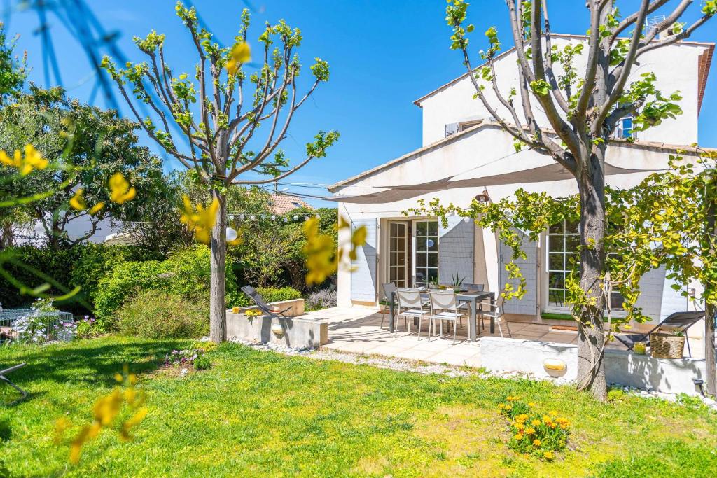 a white house with a patio and trees at Maison Cap Brun Jardin Parking in Toulon