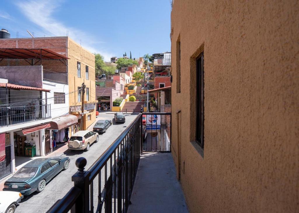 Calvillo的住宿－Casa Roma，阳台享有城市街道的景致。