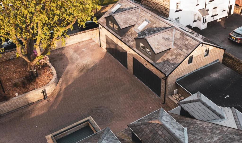 uma vista superior de uma casa com um pátio em Stunning Annex Apartment pool steam room and Gym em Ossett