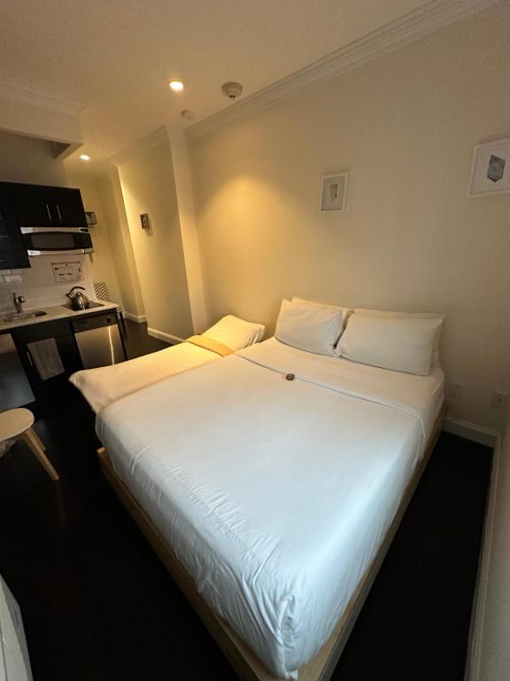 Cama ou camas em um quarto em East Village Hotel