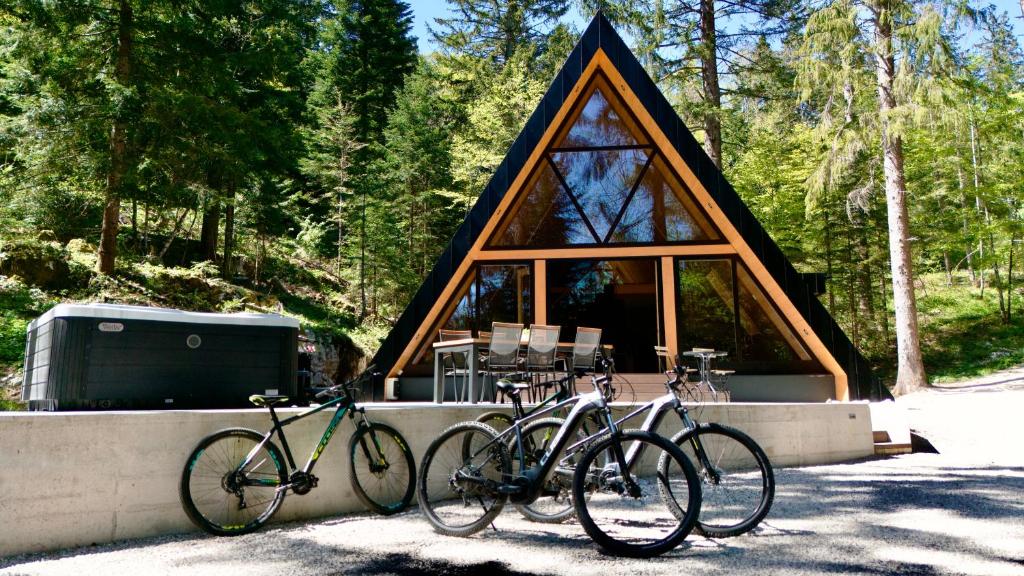a group of bikes parked in front of a cabin at The Cozy Chalet in Bosanski Petrovac