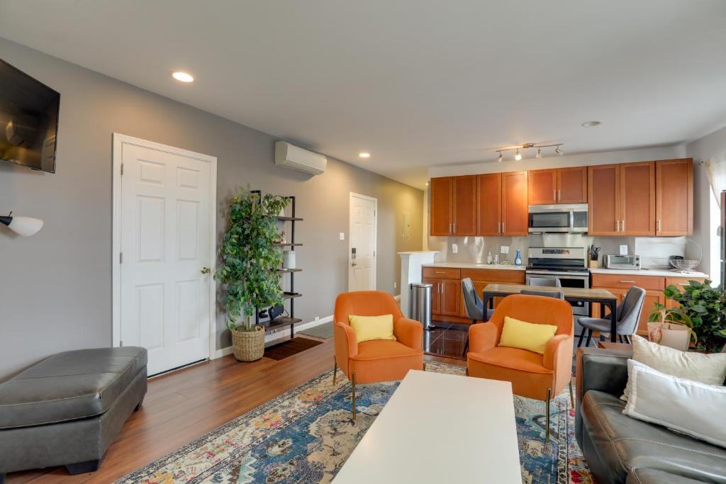 uma sala de estar com um sofá e cadeiras e uma cozinha em Philadelphia Apartment, Near Transit and Sites! em Filadélfia