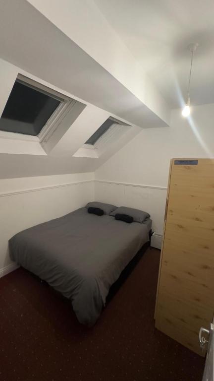 um quarto com uma cama num quarto em Nice Double Room Clontarf House-1 em Dublin