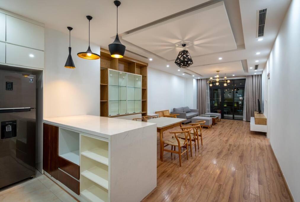 una cucina e un soggiorno con bancone e sedie di MA Home Vinhomes Royal City with 2 Bedroom a Hanoi