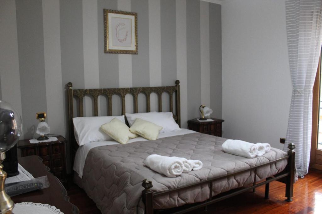 een slaapkamer met een bed met handdoeken erop bij Sosta in Sila in Spezzano Piccolo