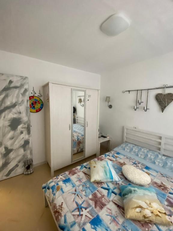 a bedroom with a bed and a mirror at Océano Fuerte in Costa de Antigua