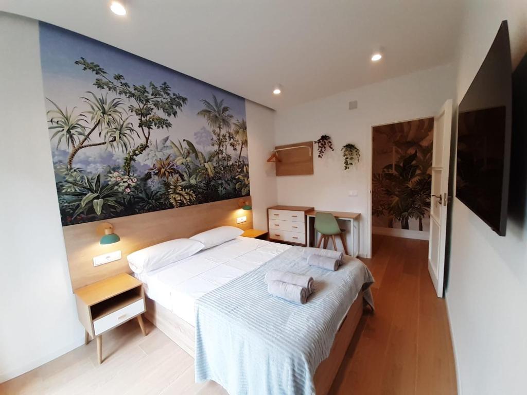 sypialnia z 2 łóżkami i obrazem na ścianie w obiekcie Good Energy Rooms w Alicante