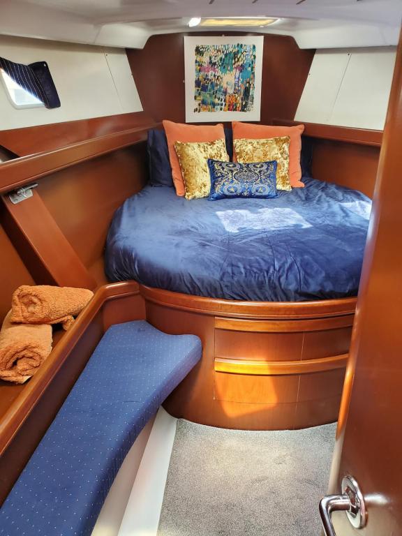 LUXURY YACHT STAY "White Dove" sleeps 6 في جبل طارق: سرير صغير في الجزء الخلفي من قارب