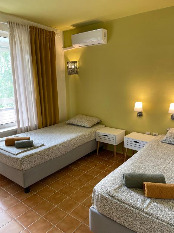 Postel nebo postele na pokoji v ubytování AMADINA Garden
