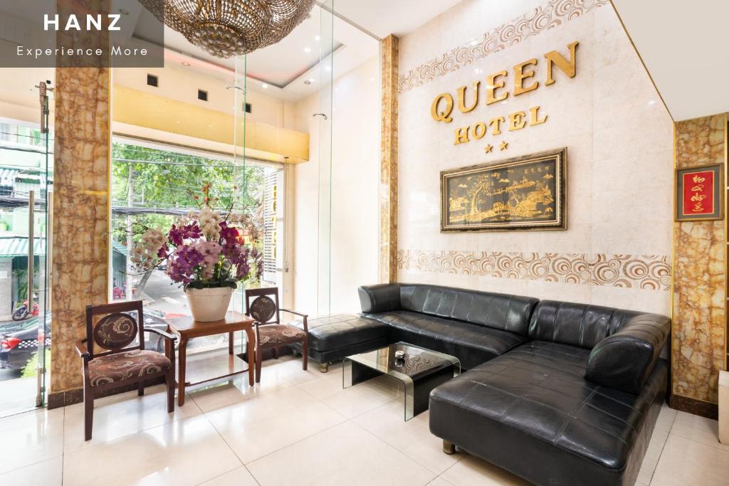 una sala de estar con un sofá de cuero negro en una tienda en HANZ Queen Airport Hotel en Ho Chi Minh