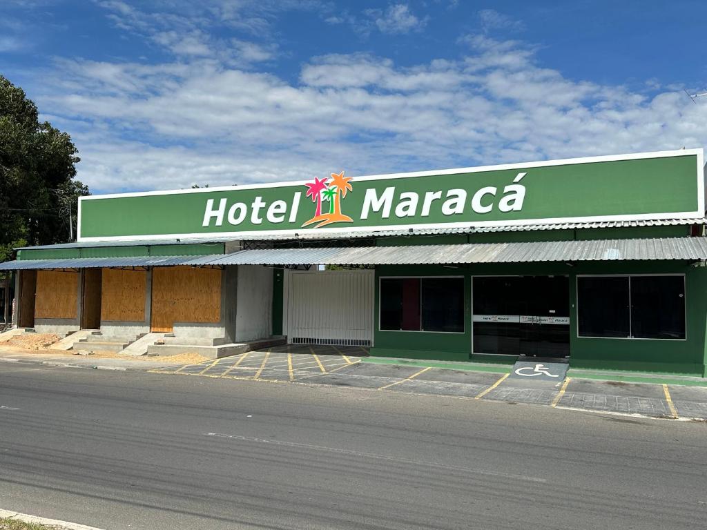 un cartello hotel margaza sulla parte anteriore di un edificio di Hotel Maracá a Boa Vista