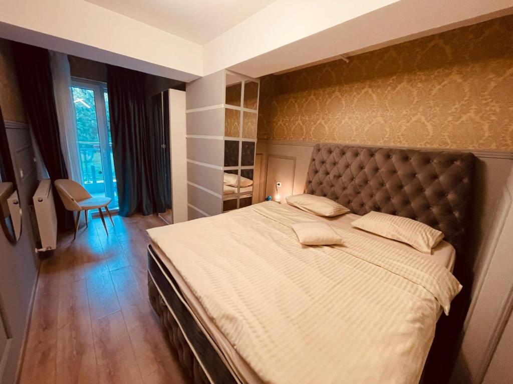 um quarto com uma cama grande num quarto em Airplane Residence 1 em Otopeni