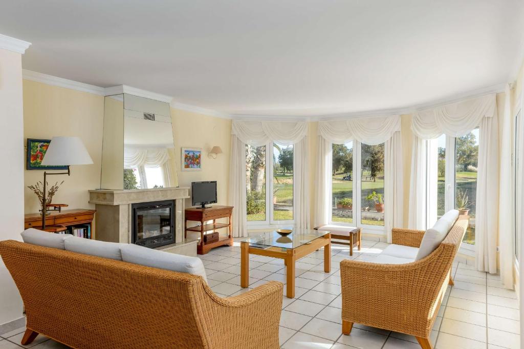 Khu vực ghế ngồi tại Villa Mediterraneo by ON Travel