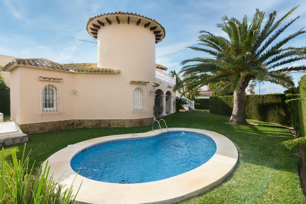 einen Pool im Hof eines Hauses in der Unterkunft Villa Aranjuez by Oliva Nova in Oliva