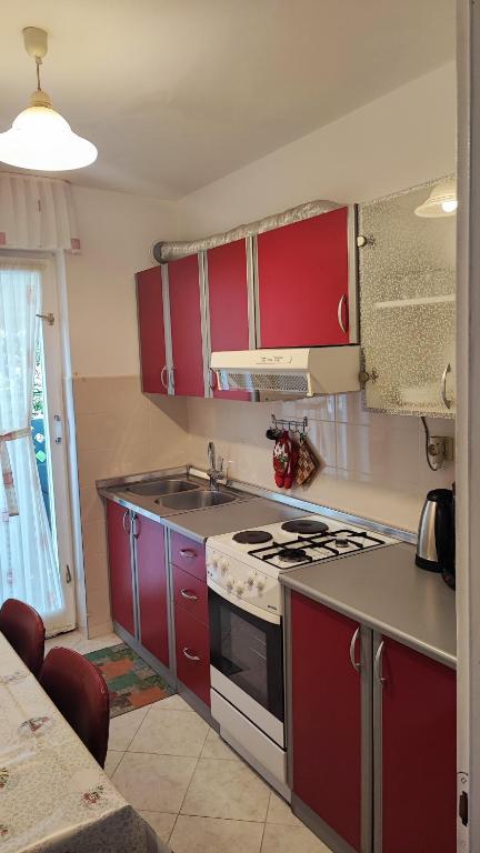 Kuchyň nebo kuchyňský kout v ubytování Apartments Anić