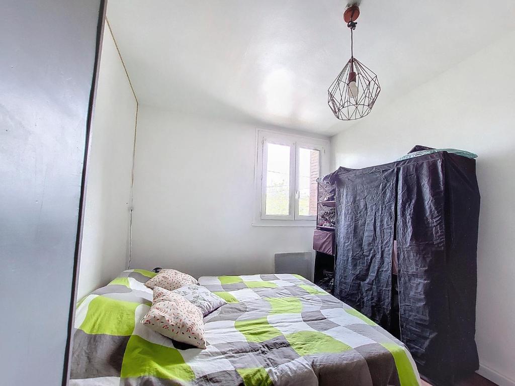 Schlafzimmer mit einem Bett und einem Fenster in der Unterkunft Les Sources in Avignon