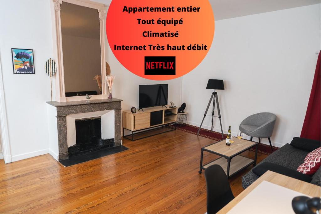 um apartamento com uma sala de estar com lareira em L'Escapade-Spacieux -Climatisation-Centre Ville em Montélimar