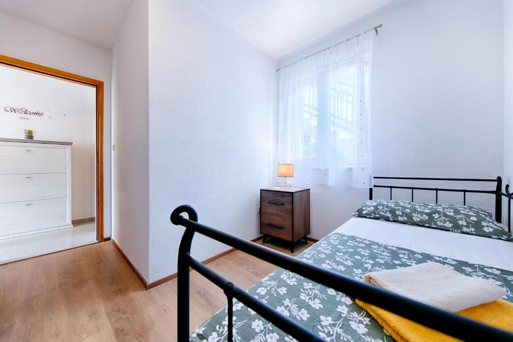 1 dormitorio con 1 cama, vestidor y ventana en Kut, en Vis
