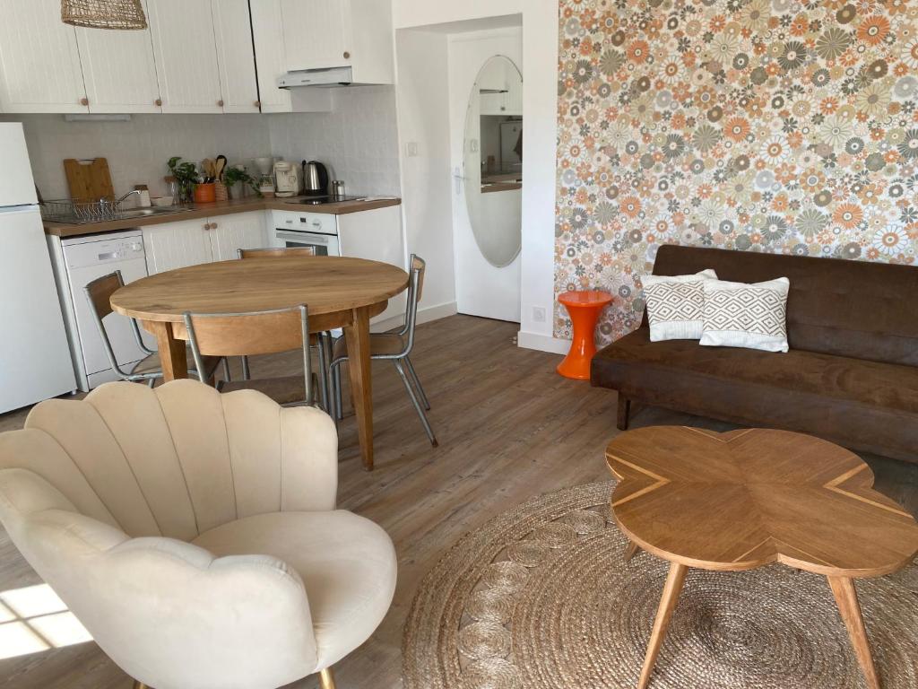 un soggiorno con divano e tavolo di Maison 10km du puy du fou 50 m2 a Mortagne-sur-Sèvre