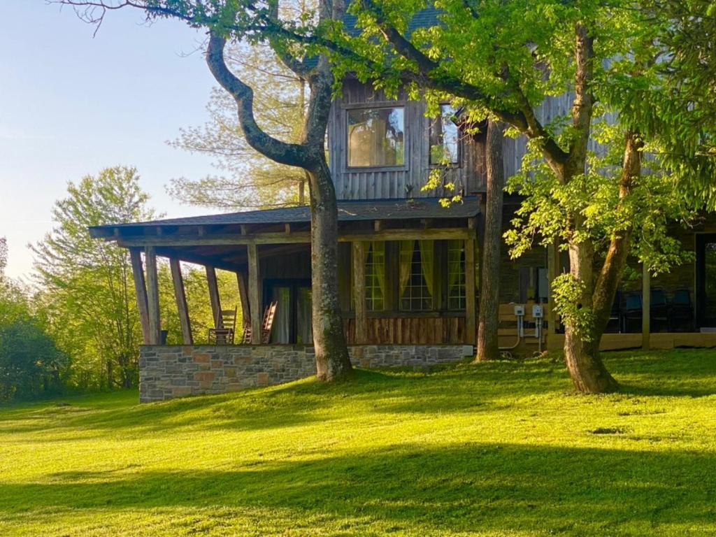 uma casa num relvado com uma árvore em frente em Whimsical Gatehouse, Private Porch, Kitchenette em Franklin