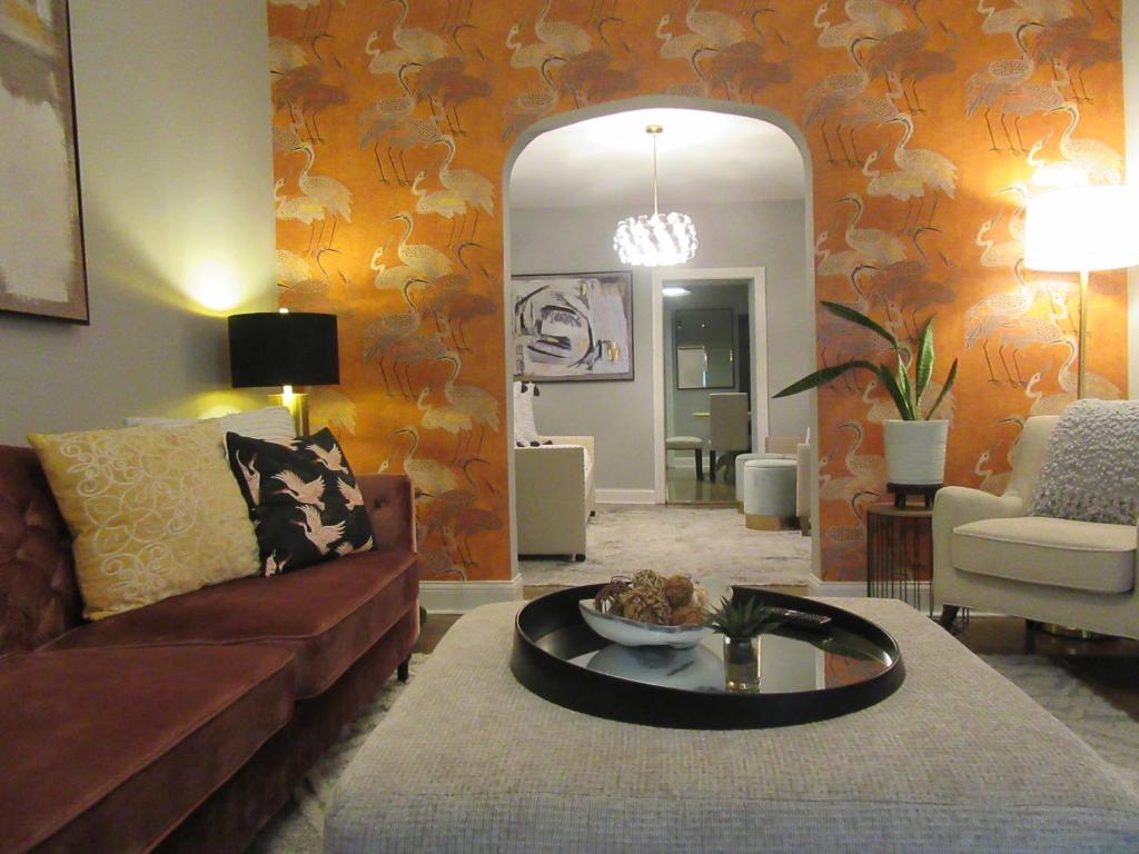 uma sala de estar com um sofá e uma mesa em Red Robin Rentals - Wicker Park em Chicago