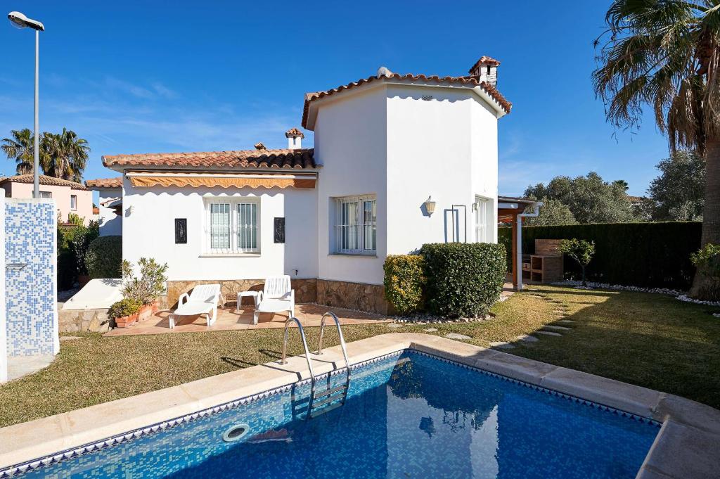 une villa avec piscine devant une maison dans l'établissement Villa Amapola by ON Travel, à Oliva