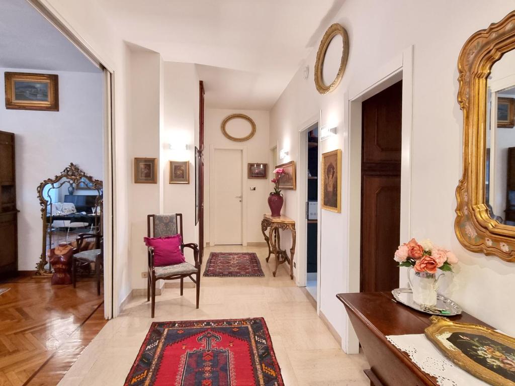 ein Wohnzimmer mit einem Spiegel und einem Stuhl in der Unterkunft Mancini 1 - Gran Madre in Turin