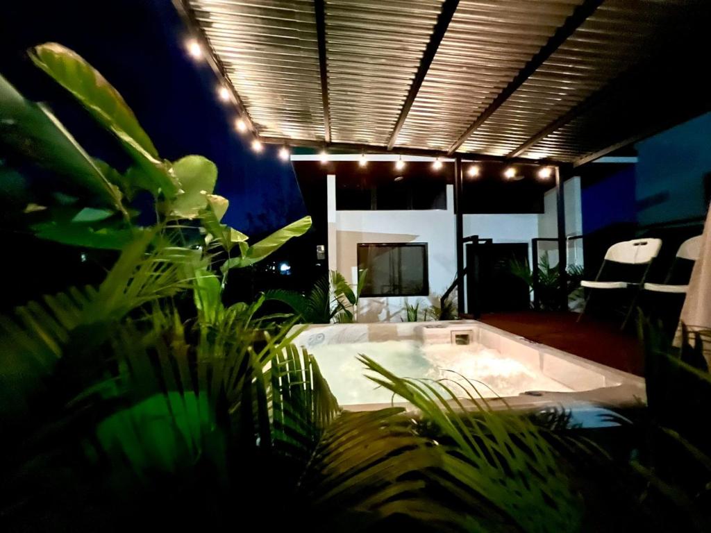Photo de la galerie de l'établissement Casita Sura with Private Jacuzzi, à Fortuna