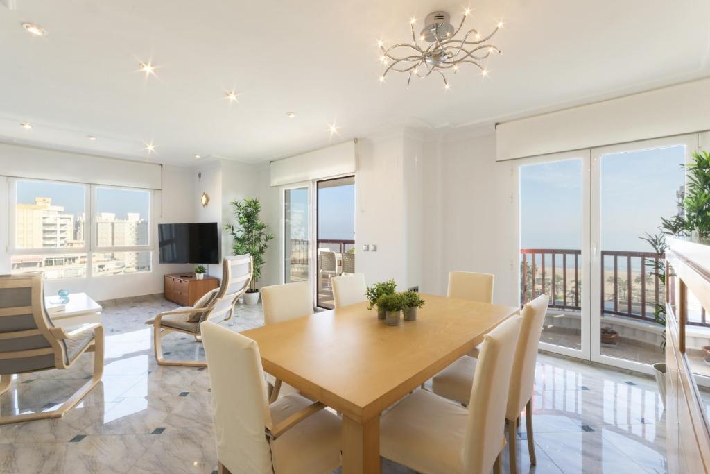 ein Esszimmer mit Tisch und Stühlen in der Unterkunft AG Salinas 9 in Playa de Gandia